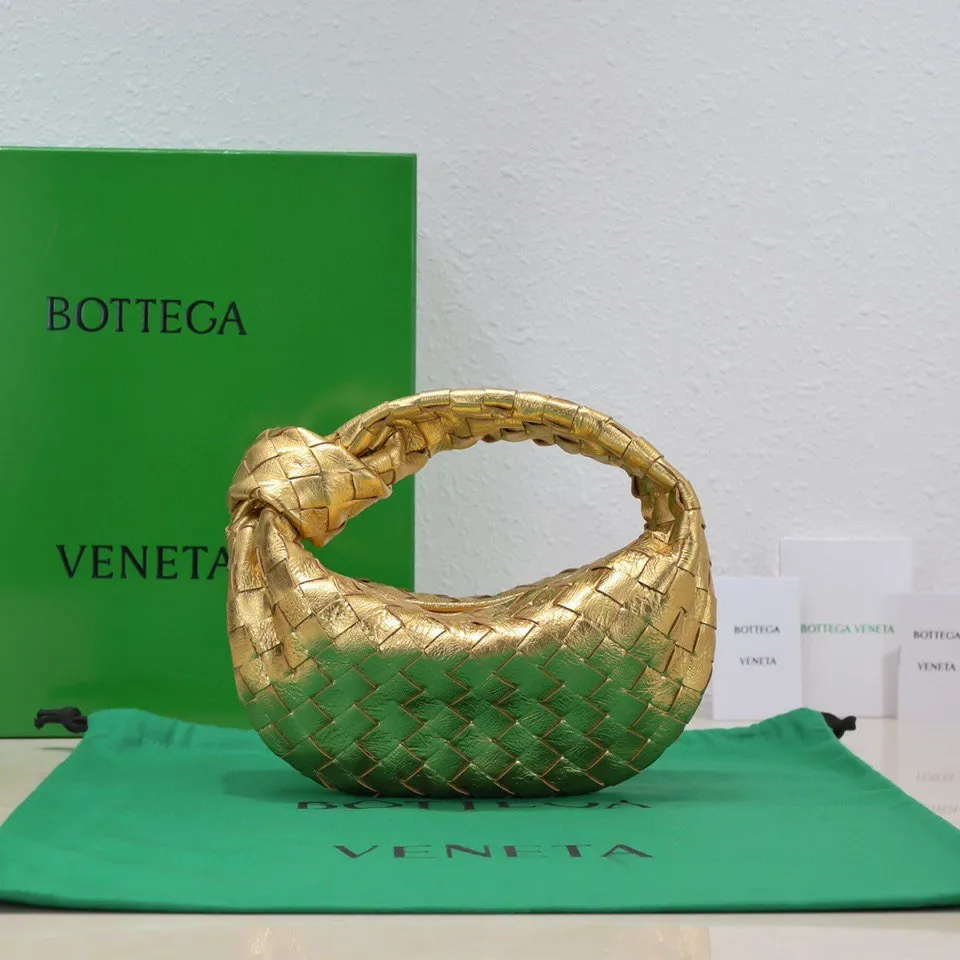 Batch 1260 Bv2022 early spring series new product Mini Jodie 💙The new method is to round the corners on the original basis and knot the round hobo bag with classic woven leather. The most iconic triangular pull-out design, using sheepskin draped soft shape, is super suitable for concave shapes~ Jodie feels really soft and is definitely the best item for daily matching. It has the same weaving, new elements and twists, is compact and versatile, and is the new favorite of street style Internet celebrities🧚🏻‍♀️ Model: 6699-1 #Explosion Gold Size 23x28x8